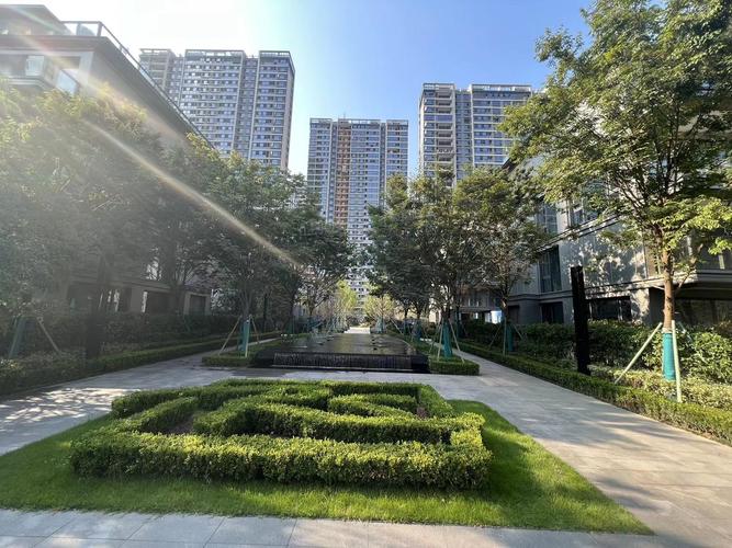 养老居住方式深度对比:自有住房安度晚年与专业康养社区生活的全面解析与选择参考
