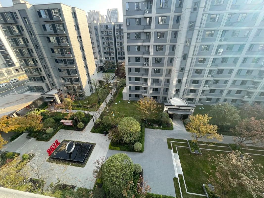 养老房一楼带院子好还是顶楼好?深度对比居住体验、优缺点与选购避坑指南